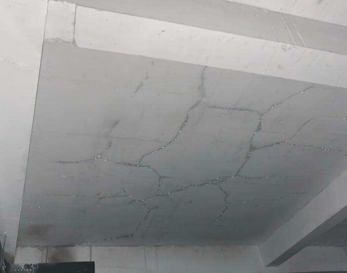 地下室顶板有大量裂缝（车库顶板裂缝原因及处理方案）1