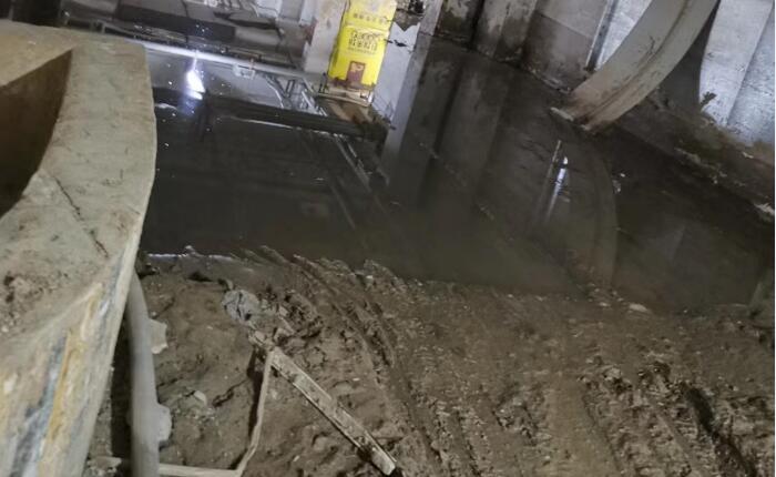 地下室地面往上渗水怎么处理(往上冒水堵漏)1