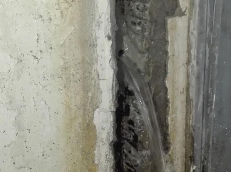 地下室混凝土墙裂缝渗水如何处理,墙体裂缝产生的原因及处理方案1