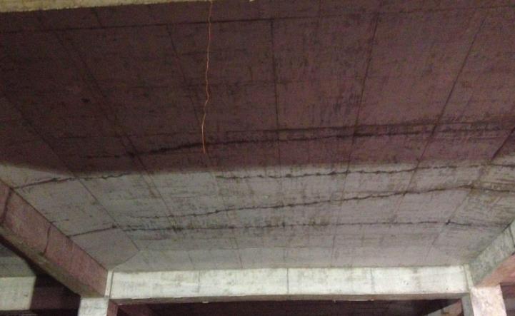 地下室顶板有大量裂缝严重吗,顶板开裂怎么处理？1