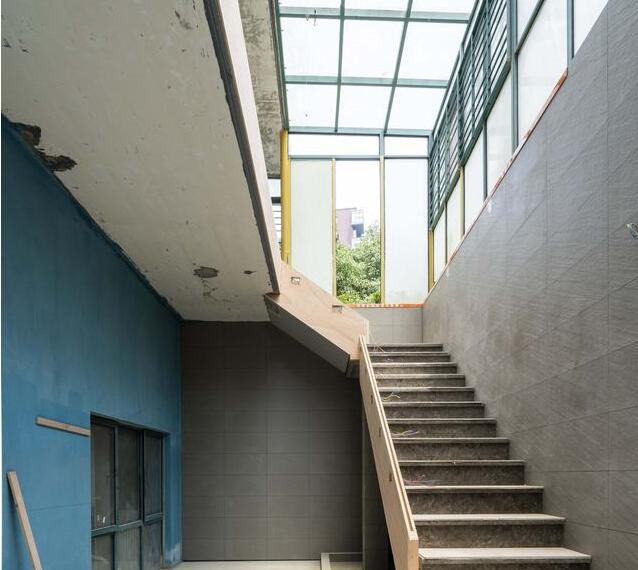 另外连接地下室和一层的转角楼梯白天玻璃房门打开,也可以创造很好的