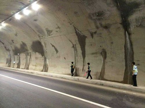 梁忠高速公路隧道防水堵漏工程施工案例1
