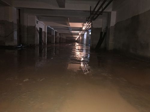 郑东新区某小区地下停车场防水堵漏工程施工案例1