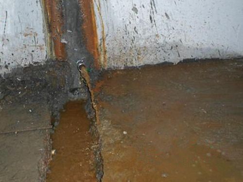 郑州某时代广场地下停车场防水堵漏施工案例1