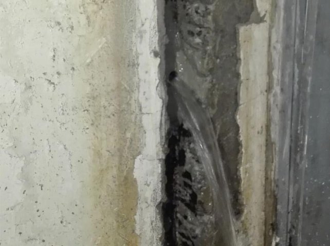 地下室混凝土墙裂缝渗水如何处理,墙体裂缝产生的原因及处理方案